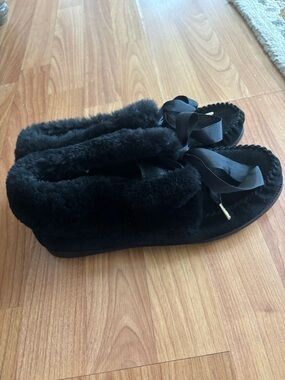 Black Faux-Fur Bow Moccasin Slippers - Women